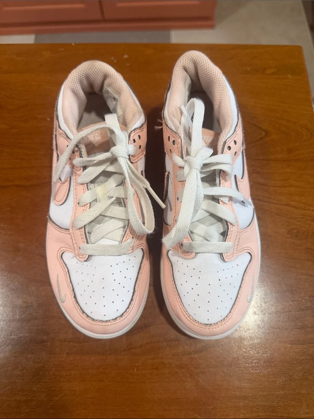 Nike Kids Low-Top Sneakers in Light Pink and White